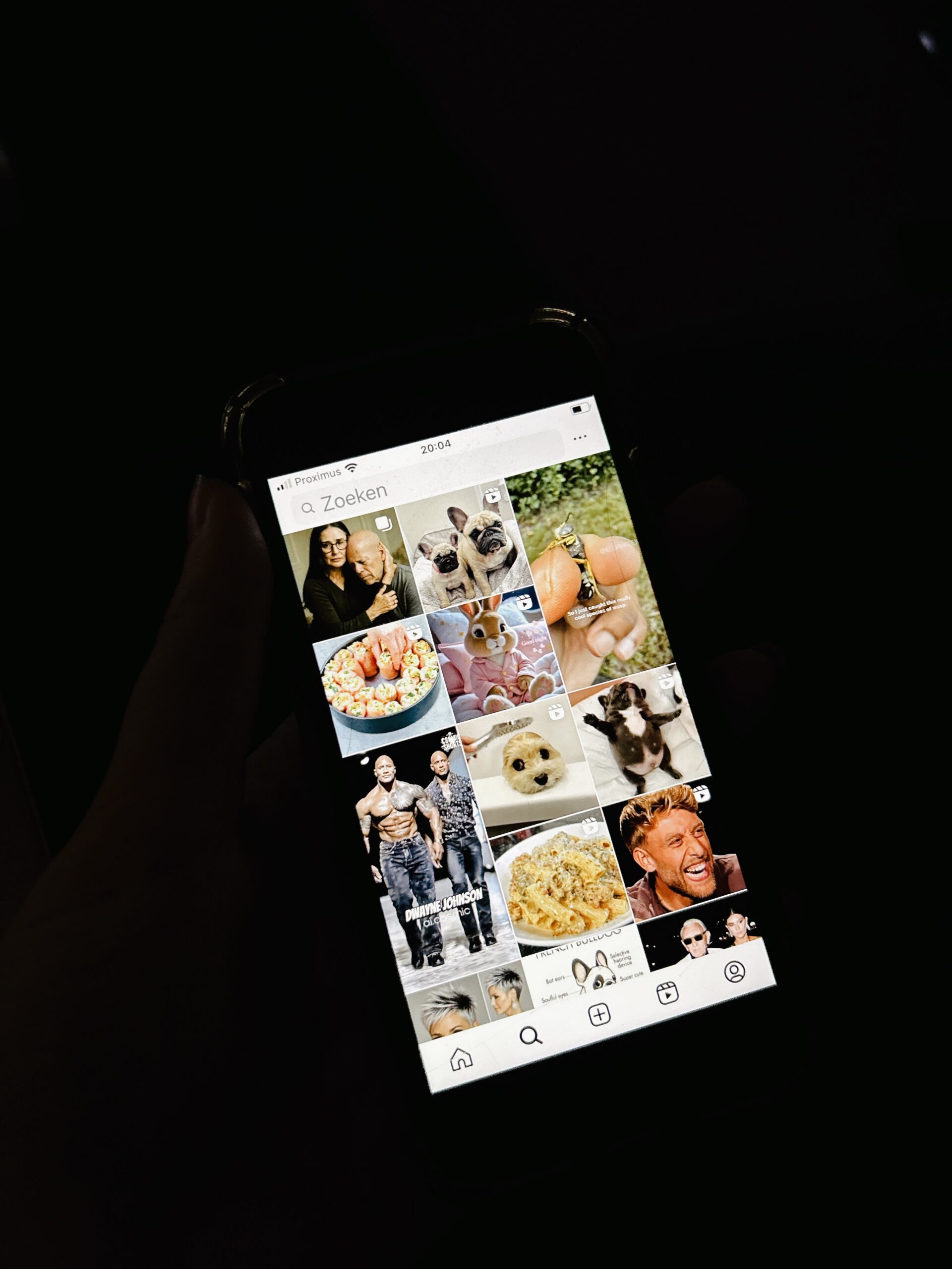 een foto van een gsm waarop Instagram openstaat. Het bestaat uit verschillende instagram posts zodat het duidelijk is dat ik als onderdeel ook sociale media doe.