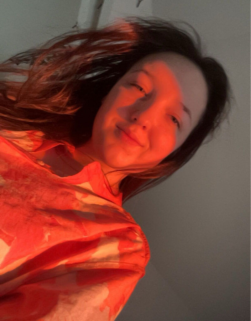 Foto van de digitaal vormgever. Het is een selfie waarbij ze lacht.
